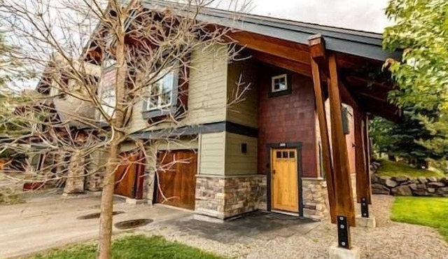Riverside Chalet/Fireplace/Walk to Elk River