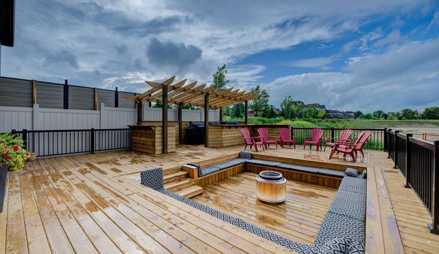 Rivertrail Retreat - 1 of a Kind Picturesque Deck + Movie theatre + Getaway
