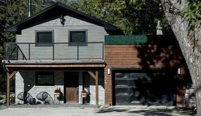 Riverwood Estate Chalet at The Blue Mountains - Hot Tub + Firepits