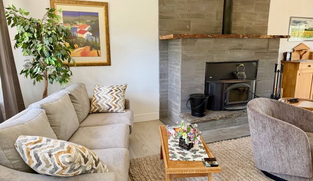 Riverwood Retreat: Modern Charm by the River