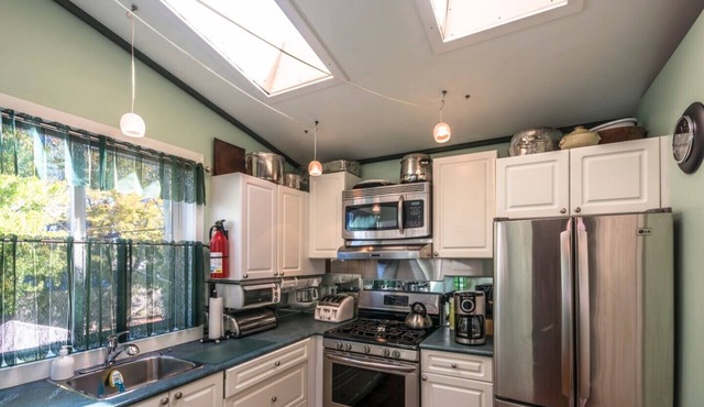 Romantic hideaway . Free Pickup & Return YYJ & Ferries. $150.00/nite/30 days min