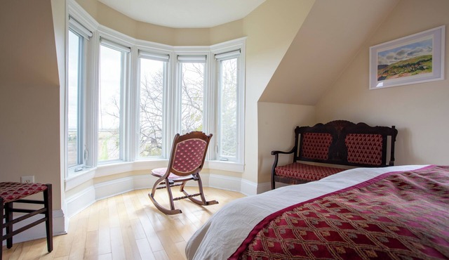 Romantic Victorian guest room for two close to the ocean and hiking trails