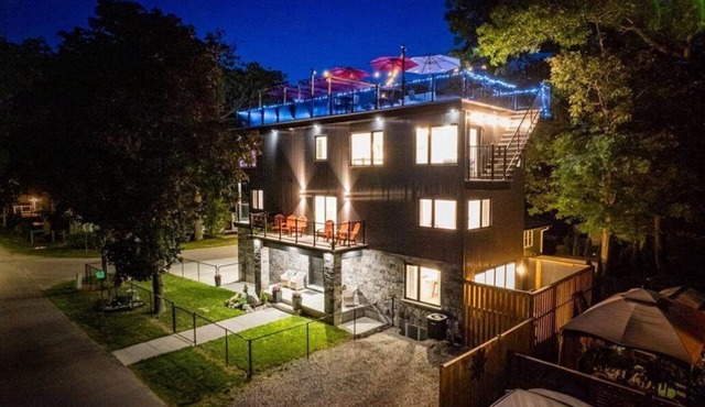 Rooftop patio Hot Tub/2 BBQ/firepit/Full Games room/7 Beds/5 floors