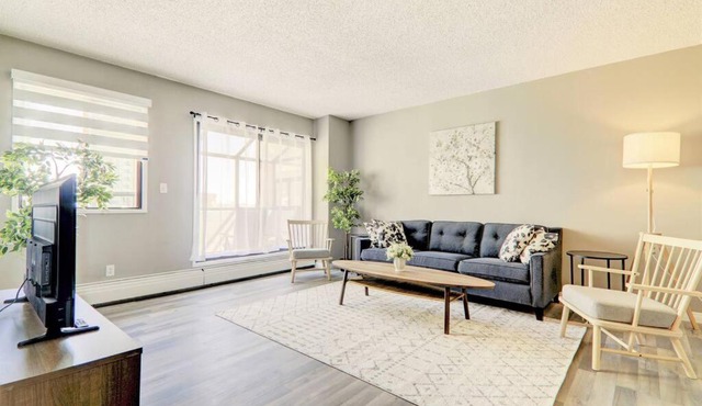 Roomy Top Floor at Stampede w Free Parking and AC