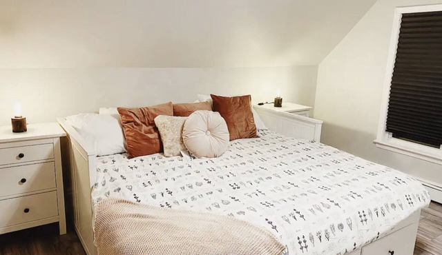 Rosé All Day | Downtown King Studio, Full Kitchen & Free Parking