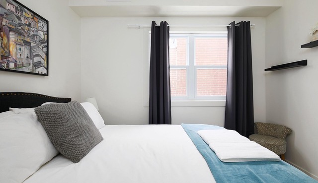 Rosemont Oasis 1BR 2BA near Metro