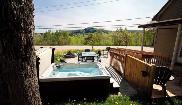 Rustic Chalet with Hot Tub, BBQ & Fire Pit