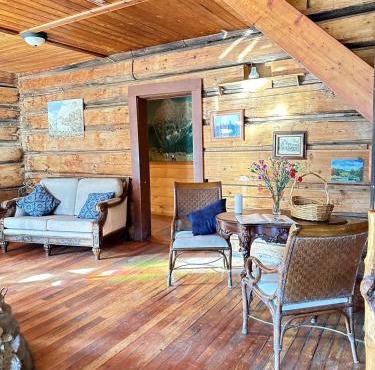 Rustic Beaverfoot Lodge Room N3