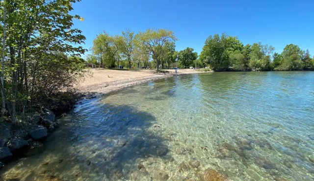 Rustic Cabin Across Innisfil Beach Park