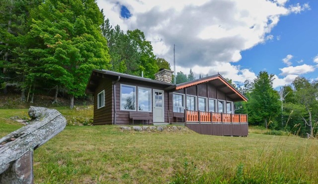 Rustic chalet - directly on the lake with sandy beach in Nominingue