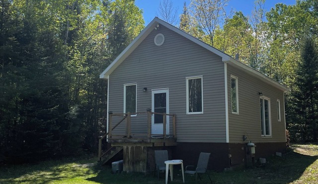 Rustic off grid 2-bedroom cabin in Bissett Creek in Bissett Creek