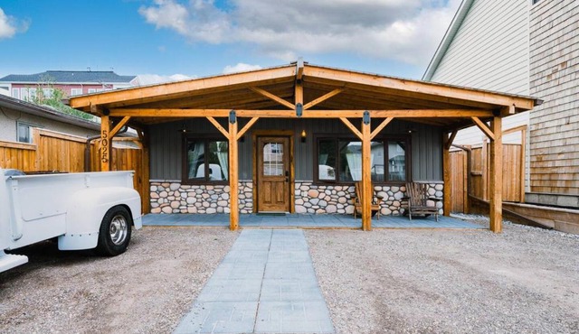Rustic Old West Cabin 1 Block to Beach Accessible Private Yard