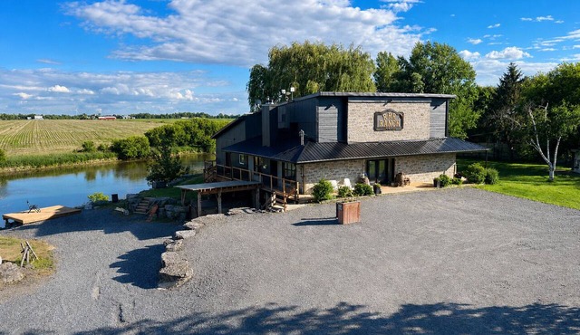 Rustic River Ranch Full Lodge, Hot tub, Fire pit, countryside