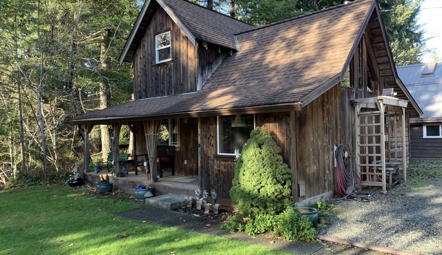 Rustic riverside cabin with easy access to town, trails and Mt Washington