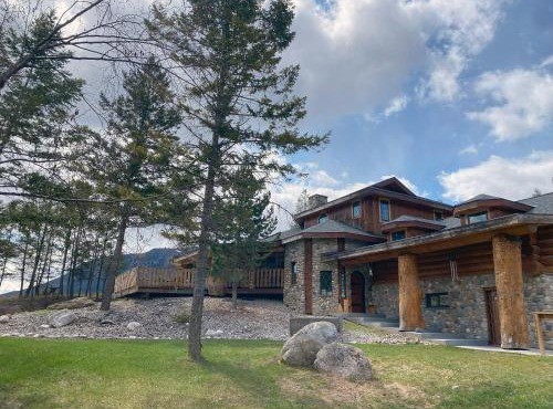 Ryders Lodge, Log Home in Edgewater, BC
