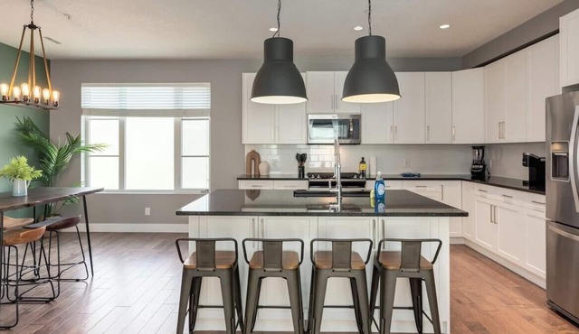 "Sage" 3 bedroom in Bankview, 5 mins from DT