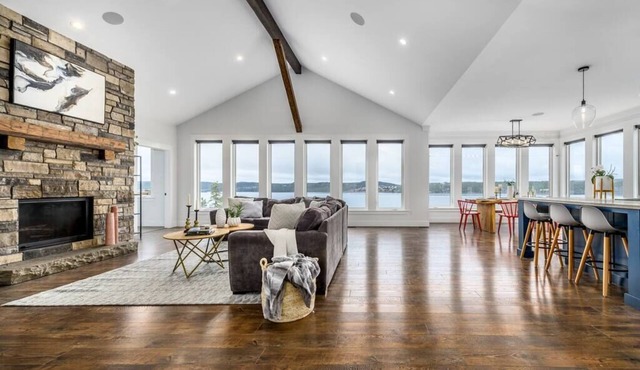 Saltwater Manor - Amazing Ocean View & Hot Tub!