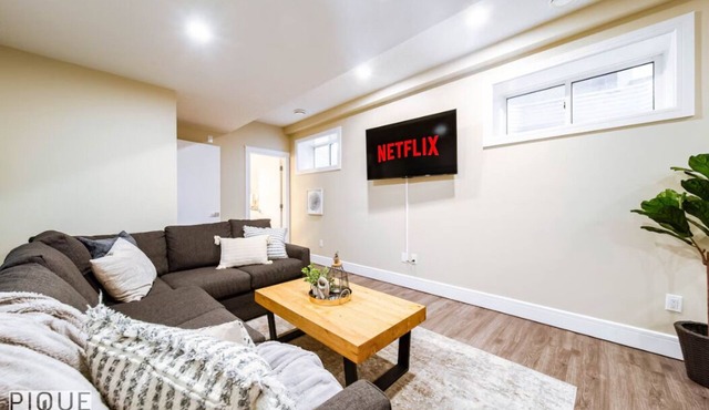 Sanctuary Suite - KingBed - Wifi - Near WEM/Rogers