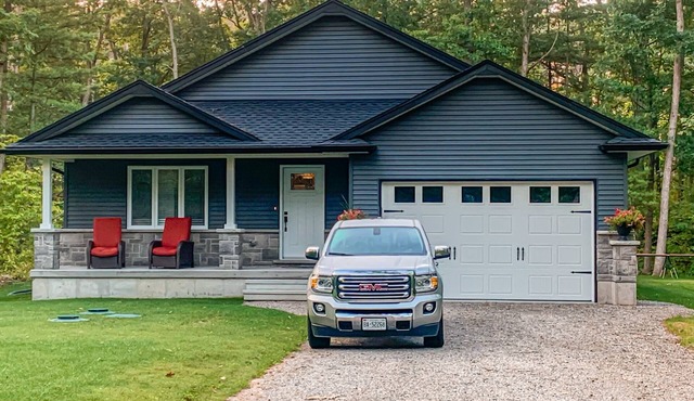 Sandalwood Cottage | Hot Tub | Walk to Beach | Firepit | Grand Bend & The Pinery