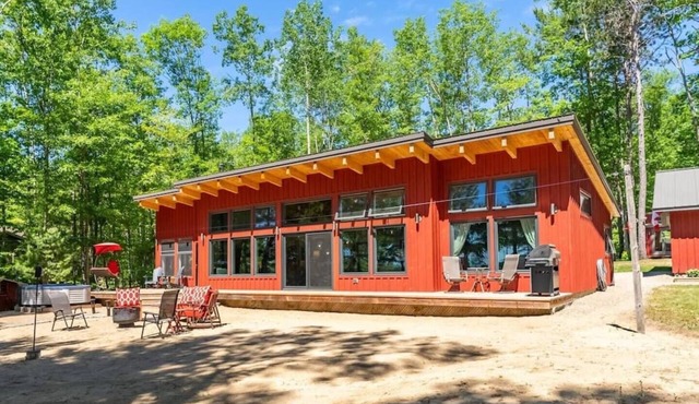 Sandy beach house property in Ottawa Valley