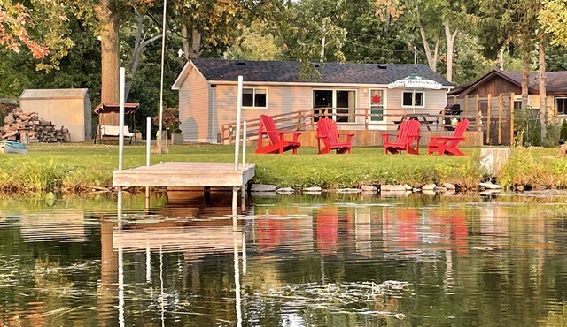 Santa's Waterfront Cottage Retreat - Cozy and Quiet