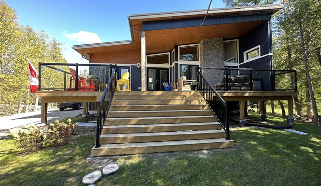 Sauble Beach Cottage – Steps to Beach & Shops