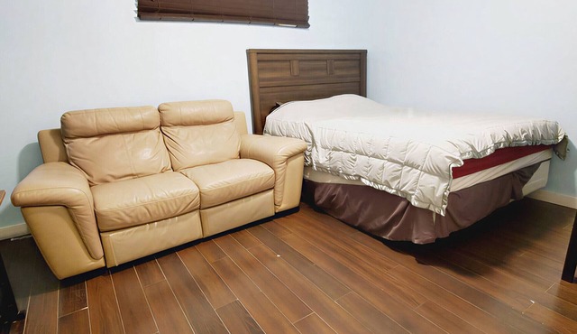 Save Time Commuting! North Side Suite 5 Min Walk to Site Bus Studio Basement