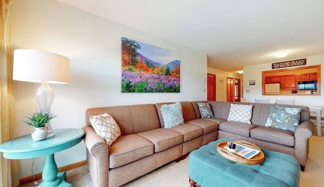 Scenic year-round retreat with amazing mountain views & tennis courts in Bartlett