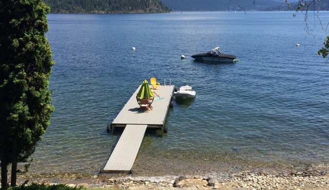 Scotch Creek Waterfront Cottage
