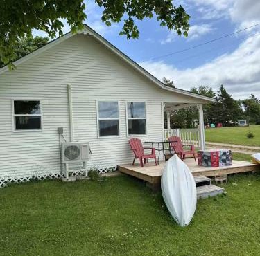 Sea breeze Retreat-Family-Friendly 3BR Waterfront Cottage with Private Deck