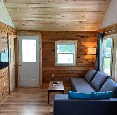 Sea breeze Retreat-Family-Friendly 3BR Waterfront Cottage with Private Deck