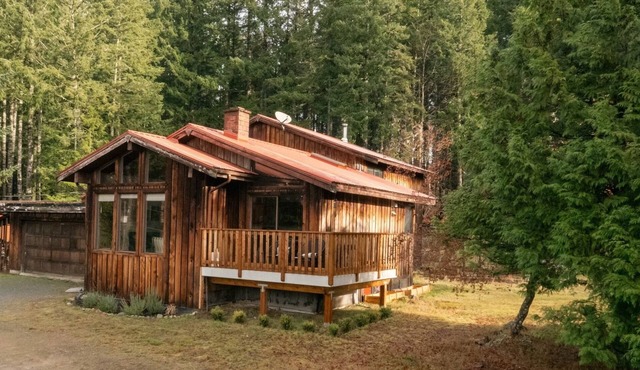 Seal Bay Guest House: Cozy comfort, trails to explore, and space to relax.