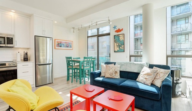 Seastar Getaway - a south facing, light and art filled immaculate condo by Victoria Prime!