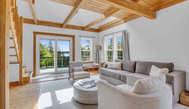 Secluded 2BR with Beach Access! [Carriage House]
