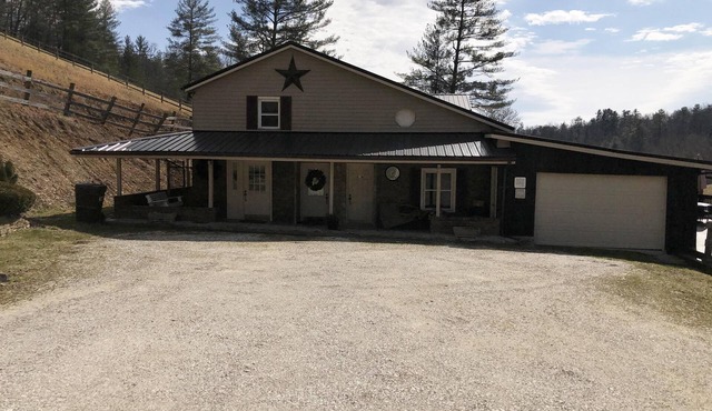 Secluded Large Group Cabin with a hot tub and wi-fi in Wolfe County
