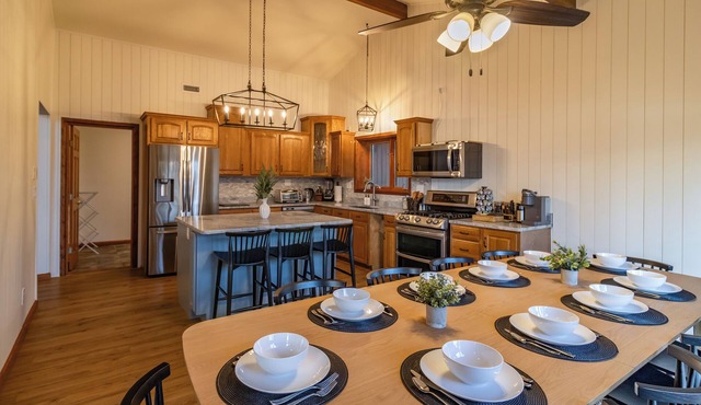 Secluded Oceanfront Chalet: Hot tub, Game Room, Arcade