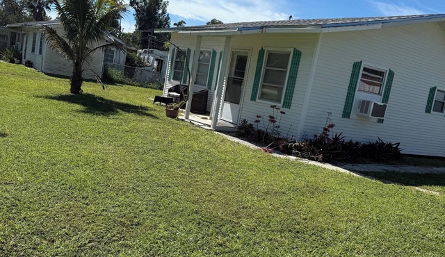 Secluded private 2-bedroom house in Estero walking distance to Starbucks etc. in Estero