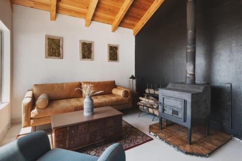 Secluded rustic 1-bedroom cabin on private land in Miramonte