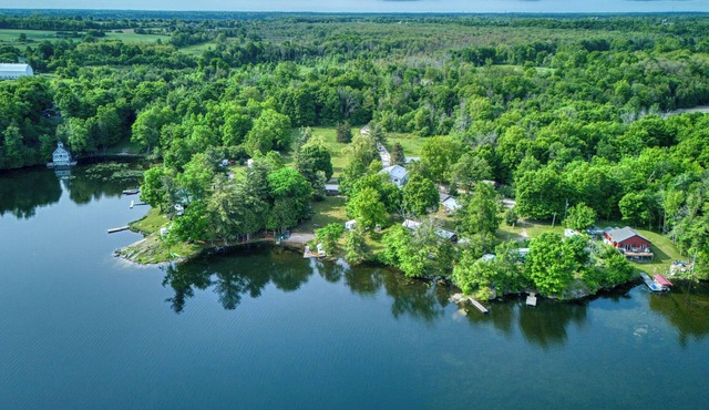 Serene Sydenham Lake Cottage - Fishing paradise