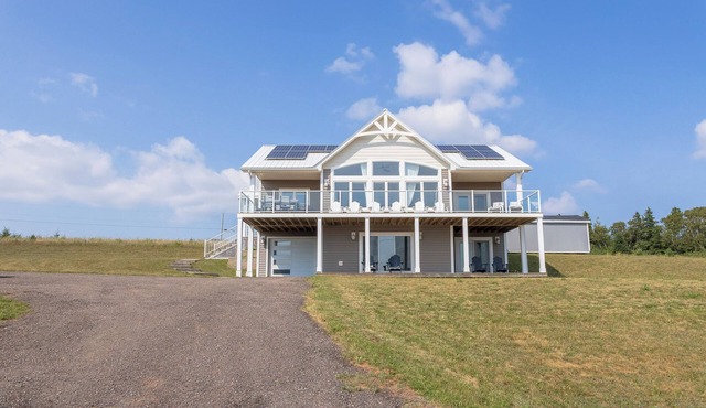 Shangri-La: Stylish PEI Waterfront Escape with Deck, Kayaks & Sunset Views
