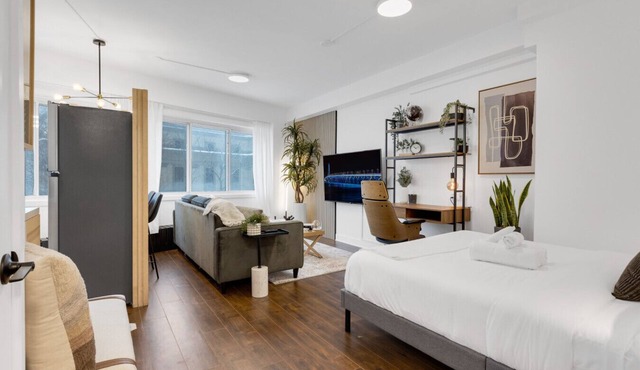 Sherbrooke Suite 105 Downtown Montreal | Queen Bed, Sofa Bed, 65` Roku TV