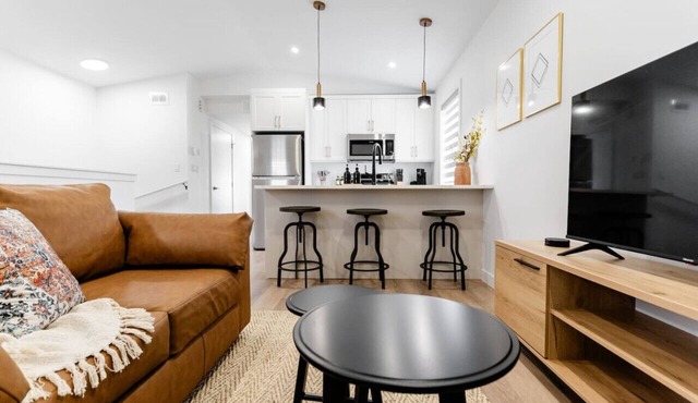 *Shop & Dine | Free Parking | 7 min to Airport*