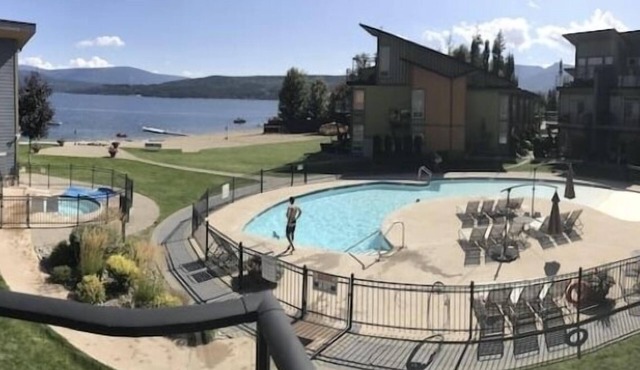 Shuswap Lake Resort-Waterfront Beach with Boat Buoy