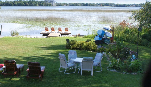 Simcoe Waterfront Home with new Hot Tub (near Casino Rama)