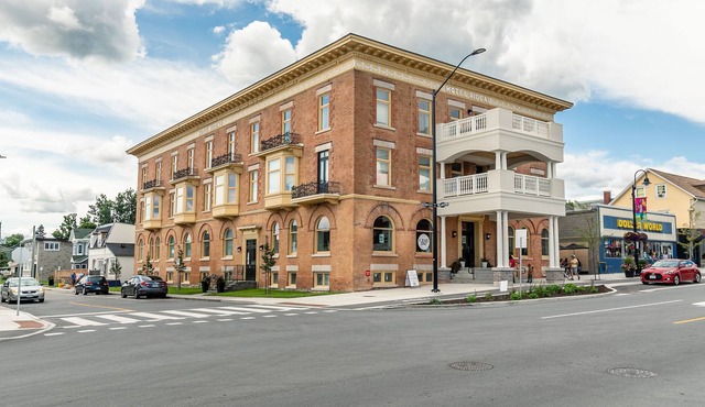 Simply Comfort. Rideau 2Br Signature Apartment Free Parking