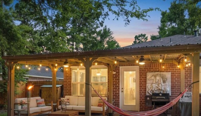 Single-Level 3BR Sleeping 6 With Covered Patio Near The Woodlands in Conroe