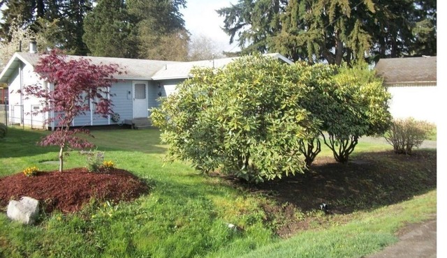 Single Level home, fenced yard, and a garage in Bremerton
