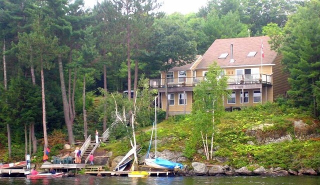 Six bedroom cottage with stunning view of lake