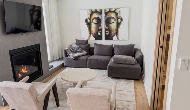 Ski-In Adjacent 200m- 3BR Free Shuttle Sleeps 8
