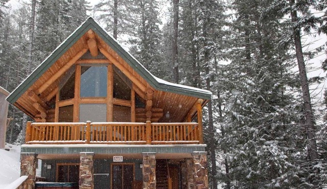 Ski-in Cabin with private hot tub + Balcony!